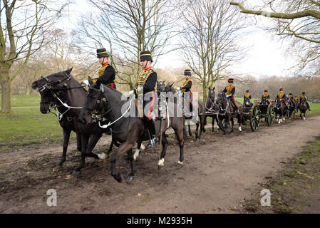 Ein 41-gun Salute von King's Troop Royal Horse artillery im Green Park gehalten wurde, in der Nähe von Buckingham Palace, dem Datum der Königin Elizabeth II. aufsteigend zu den Thron - die am 6. Februar 1952 trat nach dem Tod von König George VI zu markieren Stockfoto