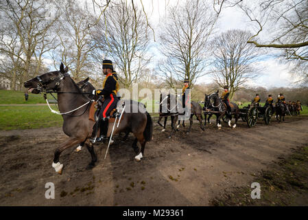 Ein 41-gun Salute von King's Troop Royal Horse artillery im Green Park gehalten wurde, in der Nähe von Buckingham Palace, dem Datum der Königin Elizabeth II. aufsteigend zu den Thron - die am 6. Februar 1952 trat nach dem Tod von König George VI zu markieren Stockfoto