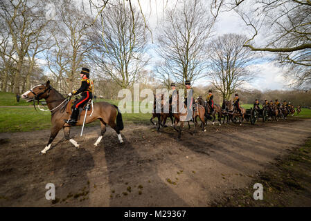 Ein 41-gun Salute von King's Troop Royal Horse artillery im Green Park gehalten wurde, in der Nähe von Buckingham Palace, dem Datum der Königin Elizabeth II. aufsteigend zu den Thron - die am 6. Februar 1952 trat nach dem Tod von König George VI zu markieren Stockfoto