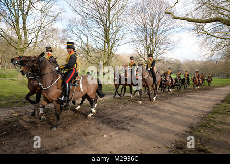 Ein 41-gun Salute von King's Troop Royal Horse artillery im Green Park gehalten wurde, in der Nähe von Buckingham Palace, dem Datum der Königin Elizabeth II. aufsteigend zu den Thron - die am 6. Februar 1952 trat nach dem Tod von König George VI zu markieren Stockfoto