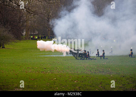 Ein 41-gun Salute von King's Troop Royal Horse artillery im Green Park gehalten wurde, in der Nähe von Buckingham Palace, dem Datum der Königin Elizabeth II. aufsteigend zu den Thron - die am 6. Februar 1952 trat nach dem Tod von König George VI zu markieren Stockfoto