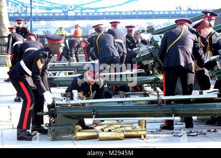 London, Großbritannien. 6. Februar, 2018. Honourable Artillery Company 62 gun Salute an der Tower Bridge für die Herrschaft der Königin Elizabeth eine weibliche Frau Schütze, die in Ton und führte die weggeworfenen Schale enthalten. Es wurden 61 von ihnen viel Pic zur Durchführung von Gavin Rodgers/Pixel 8000 Ltd Credit: Gavin Rodgers/Alamy leben Nachrichten Stockfoto