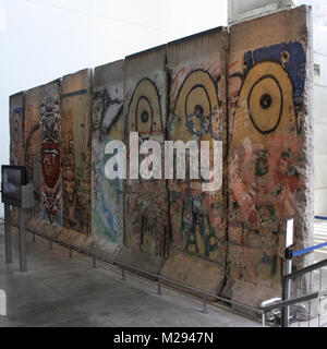 Washington, DC, USA. 6 Feb, 2018. Hier ist ein konkretes Segment der Berliner Mauer, im Newseum in Washington, DC erhalten bleibt. Dieses Bild zeigt die acht 12-Fuß hohen konkrete Abschnitte aus der West-Berliner Seite, in Graffiti, Kunst und Nachrichten abgedeckt. Mit August 13th, 1961 Wie die ''Start'' der Berliner Mauer, und November 9th, 1989 als "Fall" der Mauer Die Berliner Mauer wurde nun ''Down'' mehr als es war'' bis '' in Deutschland. Credit: Evan Golub/ZUMA Draht/Alamy leben Nachrichten Stockfoto