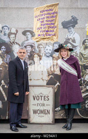 London, Großbritannien. 6 Feb, 2018. Der Bürgermeister von London, darunter Historiker Lucy Worsley Hosts einen symbolischen Ausstellung in Trafalgar Square Kennzeichnung 100 Jahre seit dem Jahr 1918 Darstellung des Menschen Handeln verabschiedet wurde - ein Wahrzeichen Sieg, die ersten Frauen gaben das Wahlrecht. Credit: Guy Corbishley/Alamy leben Nachrichten Stockfoto