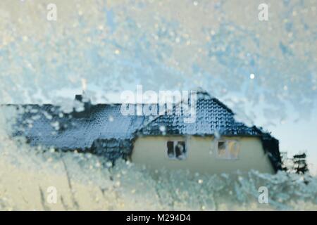 Osterode, Deutschland. 06 Feb, 2018. Ein Haus durch eine eisige Fenster gesehen, Deutschland, in den Harz, 06. Februar 2018. Credit: Frank Mai | Nutzung weltweit/dpa/Alamy leben Nachrichten Stockfoto