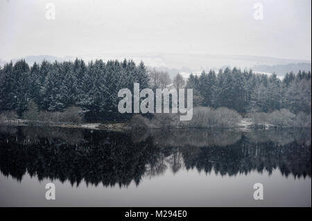 Affetside, Greater Manchester, UK. 6. Februar, 2018. Winterliche Kulissen Wayoh Reservoir, Edgworth, Bolton, Lancashire als Decke des Schnees in den Boden, was erwartet wird, die kältesten Woche des Jahres zu sein. Bild von Paul Heyes, Dienstag, Februar 06, 2018. Credit: Paul Heyes/Alamy leben Nachrichten Stockfoto