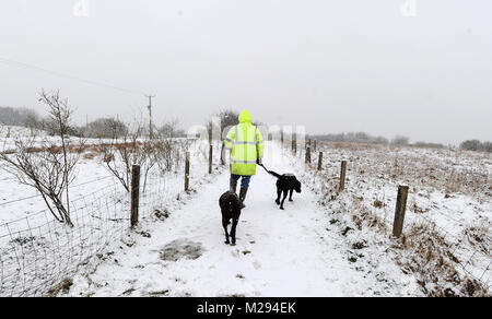 Affetside, Greater Manchester, UK. 6. Februar, 2018. Winterlichen Szenen für diesen Hund Walker an Affetside, Bury, Greater Manchester als Decke des Schnees bedeckt den Boden in, was erwartet wird, die kältesten Woche des Jahres zu sein. Bild von Paul Heyes, Dienstag, Februar 06, 2018. Credit: Paul Heyes/Alamy leben Nachrichten Stockfoto