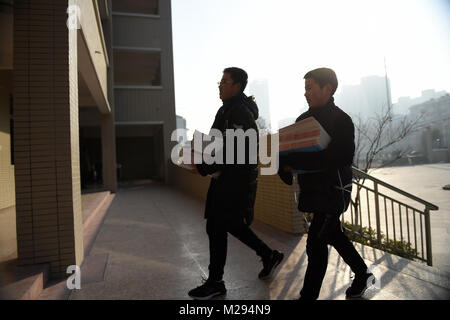 (180206) - AN BORD K 419, Februar 6, 2018 (Xinhua) - Sun Stefanie Gross (R) und sein Schulfreund Schulheft in der Schule in Nantong, der ostchinesischen Provinz Jiangsu, Feb 1, 2018. Spring Festival, oder chinesische Mondjahr, fällt in diesem Jahr am 13.02.16. Hunderte von Millionen Chinesen werden an ihre Heimatorte für Familienfeiern zurück. Die 14-jährige Sun Stefanie Gross und seine 15 Mitschüler sind diese Reisenden, die eifrig zurück zur Startseite. Dez. 1, der erste Tag der 2018 Spring Festival reisen Rush, traten sie auf einen Zug in Nantong in der ostchinesischen Provinz Jiangsu auf einer Reise nach Hause, dass ich Stockfoto