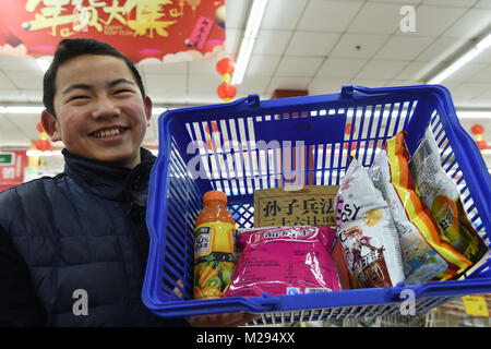 (180206) - AN BORD K 419, Februar 6, 2018 (Xinhua) - Sun Stefanie Gross zeigt Geschenke für seine Familie in einem Supermarkt in Nantong in der ostchinesischen Provinz Jiangsu, 31.01.2018. Spring Festival, oder chinesische Mondjahr, fällt in diesem Jahr am 13.02.16. Hunderte von Millionen Chinesen werden an ihre Heimatorte für Familienfeiern zurück. Die 14-jährige Sun Stefanie Gross und seine 15 Mitschüler sind diese Reisenden, die eifrig zurück zur Startseite. Dez. 1, der erste Tag der 2018 Spring Festival reisen Rush, traten sie auf einen Zug in Nantong in der ostchinesischen Provinz Jiangsu auf einer Reise nach Hause, der mehr ist. Stockfoto