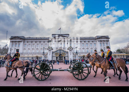 London, Großbritannien. 6. Februar, 2018. Der King's Troop Royal Horse artillery, reiten ihre Pferde und Kutschen Vergangenheit Buckingham Palace Green Park auf der Bühne eine 41 Pistole Royal Salute der 66. Jahrestag des Beitritts von Ihrer Majestät der Königin zu markieren. Credit: Guy Bell/Alamy leben Nachrichten Stockfoto