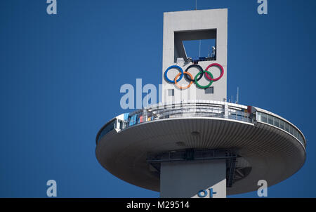 Pyeongchang, Südkorea. 6 Feb, 2018. Die Olympischen Ringe hängen auf den Turm der Sprungschanze in der alpensia Olympic Park in Pyeongchang, Südkorea, 06. Februar 2018. Die Pyeongchang Olympische Winterspiele 2018 finden statt vom 09. bis 25. Februar. Foto: Hendrik Schmidt/dpa-Zentralbild/dpa Quelle: dpa Picture alliance/Alamy leben Nachrichten Stockfoto