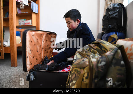 (180206) - AN BORD K 419, Februar 6, 2018 (Xinhua) - Sun Stefanie Gross Packs in der Schule, in Nantong in der ostchinesischen Provinz Jiangsu, Feb 1, 2018. Spring Festival, oder chinesische Mondjahr, fällt in diesem Jahr am 13.02.16. Hunderte von Millionen Chinesen werden an ihre Heimatorte für Familienfeiern zurück. Die 14-jährige Sun Stefanie Gross und seine 15 Mitschüler sind diese Reisenden, die eifrig zurück zur Startseite. Dez. 1, der erste Tag der 2018 Spring Festival reisen Rush, traten sie auf einen Zug in Nantong in der ostchinesischen Provinz Jiangsu auf die Reise nach Haus, das mehr als 2.000 Kilometer entfernt. Entlang Stockfoto