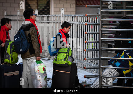 (180206) - LONGXI, Februar 6, 2018 (Xinhua) - Sun Stefanie Gross (3 L) und seine Mitschüler aus der Longxi Bahnhof, im Nordwesten der chinesischen Provinz Gansu, Feb 2, 2018. Spring Festival, oder chinesische Mondjahr, fällt in diesem Jahr am 13.02.16. Hunderte von Millionen Chinesen werden an ihre Heimatorte für Familienfeiern zurück. Die 14-jährige Sun Stefanie Gross und seine 15 Mitschüler sind diese Reisenden, die eifrig zurück zur Startseite. Dez. 1, der erste Tag der 2018 Spring Festival reisen Rush, traten sie auf einen Zug in Nantong in der ostchinesischen Provinz Jiangsu auf einer Reise nach Hause, der mehr ist. Stockfoto