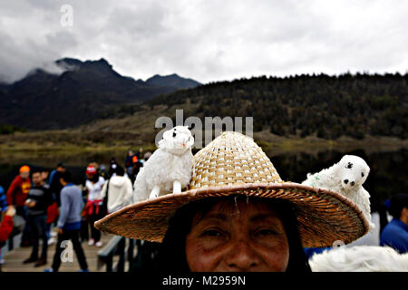 Merida, Merida, Venezuela. Am 4. Januar 2016. Januar 25, 2016 ÃŠ La Loca Luz Caraballo, ist ein Zeichen, dass nicht bekannt ist, ob es existiert oder ist einfach Fiktion oder Fabel, die seinen Ruhm für das Gedicht ''Andres Eloy Blanco'' erwirbt. Dieser Schauspielerin verkörpert, so dass Touristen Bilder mit ihr im Austausch für Tipps nehmen können. Heute besuchen Sie die Lagune von Mucubaji, Im Paramo von Merida, Venezuela. Foto: Juan Carlos Hernandez Credit: Juan Carlos Hernandez/ZUMA Draht/Alamy leben Nachrichten Stockfoto