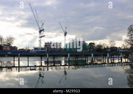 Teddington, London, UK. 6 Feb, 2018. UK Wetter. Bau neuer Wohnungen Entwicklung auf dem alten Thames Studio Website in Teddington, an einem Bitterkalten Tag neben der Themse, wo die Temperatur nur um 3 Grad erreicht. Credit: Julia Gavin/Alamy leben Nachrichten Stockfoto