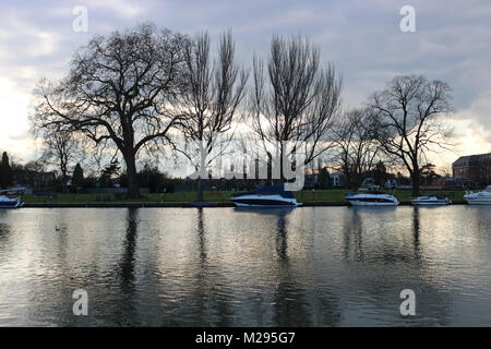 Teddington, London, UK. 6 Feb, 2018. UK Wetter. Ein bitter kalten Tag neben der Themse in Teddington, wo die Temperatur nur um 3 Grad erreicht. Credit: Julia Gavin/Alamy leben Nachrichten Stockfoto