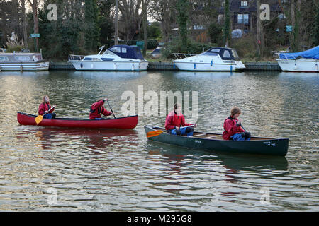 Teddington, London, UK. 6 Feb, 2018. UK Wetter. Spaß auf dem Wasser. An einem Bitterkalten Tag neben der Themse in Teddington, wo die Temperatur nur um 3 Grad erreicht. Credit: Julia Gavin/Alamy leben Nachrichten Stockfoto