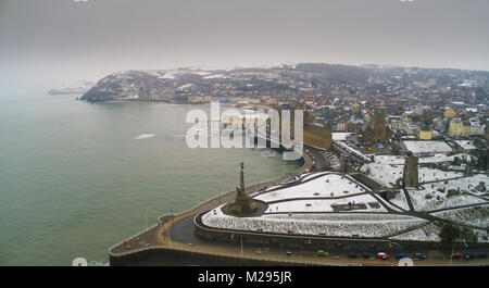 UK Wetter: Schneefall in Aberystwyth, Ceredigion, Wales. Aberystwyth, Ceredigion, Wales, Dienstag, 06. Februar 2018. Schwere Schneeschauer über West Wales decken das Gelände der denkmalgeschützte Ruinen des Edwardianischen von Aberystwyth Schloss mit Blick auf die Stadt und die Cardigan Bay in West Wales. Eine gelbe Warnmeldung ist mit mehr Schnee Prognose für den westlichen Gebieten des Vereinigten Königreichs über Nacht. © Scott Waby Stockfoto