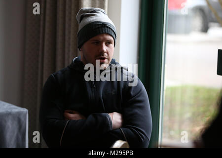 Hensol, Großbritannien. 6 Feb, 2018. Rob Evans von Wales spricht zu den Medien während des Wales Rugby Team Ankündigung Pressekonferenz im Vale Resort Hotel in Hensol, in der Nähe von Cardiff, South Wales am Dienstag, den 6. Februar 2018. Das Team bereitet sich auf Ihre nächste Natwest 6 Nationen 2018 championship Match gegen England an diesem Wochenende. pic von Andrew Obstgarten/Alamy leben Nachrichten Stockfoto