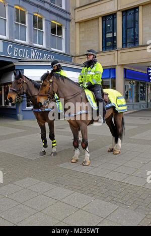 Weston-super-Mare, Großbritannien. 6. Februar, 2018. Berittene Polizei Offiziere auf Patrouille im Zentrum der Stadt. Der Avon und Somerset Constabulary montiert Abschnitt hat zwölf Pferde und ist an Bower Ashton, am Stadtrand von Bristol. Keith Ramsey/Alamy leben Nachrichten Stockfoto