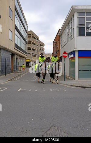 Weston-super-Mare, Großbritannien. 6. Februar, 2018. Berittene Polizei Offiziere auf Patrouille im Zentrum der Stadt. Der Avon und Somerset Constabulary montiert Abschnitt hat zwölf Pferde und ist an Bower Ashton, am Stadtrand von Bristol. Keith Ramsey/Alamy leben Nachrichten Stockfoto