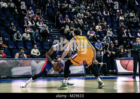 Moskau, Moskau, Russland. 5. Februar, 2018. Cory Higgins, # 22 von CSKA Moskau in Aktion gegen Khimki Moskau defender Alexey Shved während einer russischen VTB United liga Spiel in Moskau. Credit: Nicholas Müller/SOPA/ZUMA Draht/Alamy leben Nachrichten Stockfoto