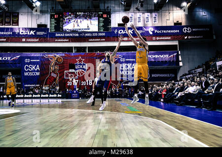 Moskau, Moskau, Russland. 5. Februar, 2018. Alexey Shved, #1 von Moskau Chimki schießt über Nikita Kurbanov von CSKA Moskau während einer russischen VTB United liga Spiel in Moskau. Credit: Nicholas Müller/SOPA/ZUMA Draht/Alamy leben Nachrichten Stockfoto