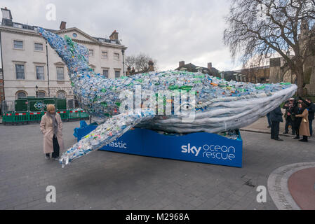 London, Großbritannien. 5. Februar 2018. Plasticus der Wal von Sky Ocean Rescue, der eine Viertel Tonne Plastikmüll, die Gedumpten im Meer jede Sekunde - insgesamt 8 Millionen Tonnen pro Jahr, war heute außerhalb des Parlaments in seiner Kampagne der Schaden der Ozeane durch einzelne Kunststoff verursacht zu stoppen. Es tourte im letzten August ein Dutzend Standorten in England, Wales und Schottland, um das Problem zu markieren. Sky Ocean Rescue ist eine Initiative von Sky UK, die zum Teil von Rupert Murdoch gehört. Peter Marshall, Alamy leben Nachrichten Stockfoto