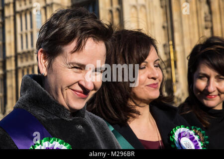 London, Großbritannien. 6 Feb, 2018. Maria Creagh, MP für Wakefield, Caroline Flint, MP für Don Valley, und Liz Kendall, MP für Leicester West, zur Teilnahme an einer Versammlung der weiblichen Labour-abgeordneten des 100. Jahrestages der Frauenwahlrecht zu feiern. Die Vertretung der Bevölkerung wurde am 6. Februar 1918 verabschiedet und gab Frauen im Alter von über 30 und 'Eigentum' das Wahlrecht. Credit: Mark Kerrison/Alamy leben Nachrichten Stockfoto