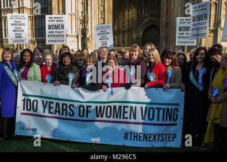 London, Großbritannien. 6 Feb, 2018. Weiblichen Labour-abgeordneten feiern das hundertjährige Jubiläum das frauenwahlrecht vor dem Palast von Westminster. Die Vertretung der Bevölkerung wurde am 6. Februar 1918 verabschiedet und gab Frauen im Alter von über 30 und 'Eigentum' das Wahlrecht. Credit: Mark Kerrison/Alamy leben Nachrichten Stockfoto