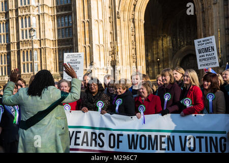 London, Großbritannien. 6 Feb, 2018. Weiblichen Labour-abgeordneten feiern das hundertjährige Jubiläum das frauenwahlrecht vor dem Palast von Westminster. Die Vertretung der Bevölkerung wurde am 6. Februar 1918 verabschiedet und gab Frauen im Alter von über 30 und 'Eigentum' das Wahlrecht. Credit: Mark Kerrison/Alamy leben Nachrichten Stockfoto