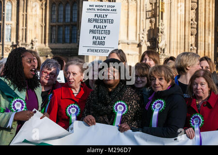 London, Großbritannien. 6 Feb, 2018. Weiblichen Labour-abgeordneten einschließlich Dawn Butler MP, Margaret Beckett MP, Diane Abbott MP und Stella Creasy MP feiern das hundertjährige Jubiläum das frauenwahlrecht vor dem Palast von Westminster. Die Vertretung der Bevölkerung wurde am 6. Februar 1918 verabschiedet und gab Frauen im Alter von über 30 und 'Eigentum' das Wahlrecht. Credit: Mark Kerrison/Alamy leben Nachrichten Stockfoto