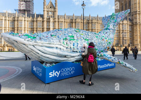 Westminster, Großbritannien. 6. Feb 2018. Ein riesiger Wal namens 'Plasticus' vor den Häusern des Parlaments gesetzt wird als Teil von Sky Ocean Rescue 'Pass auf Kunststoff'-Kampagne. Die Kampagne will das Bewusstsein für die Menge der weggeworfene Plastikflaschen und Abfällen zu sensibilisieren, belasten das Wasser und gefährden die Tiere wie Wale. "Pass auf Kunststoff' versucht, einen Unterschied durch Austausch throwaway Flaschen mit wieder verwendbaren, um zu helfen, die Ozeane speichern zu machen. Credit: Imageplotter Nachrichten und Sport/Alamy leben Nachrichten Stockfoto