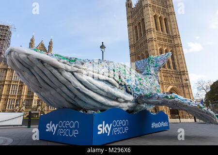 Westminster, Großbritannien. 6. Feb 2018. Ein riesiger Wal namens 'Plasticus' vor den Häusern des Parlaments gesetzt wird als Teil von Sky Ocean Rescue 'Pass auf Kunststoff'-Kampagne. Die Kampagne will das Bewusstsein für die Menge der weggeworfene Plastikflaschen und Abfällen zu sensibilisieren, belasten das Wasser und gefährden die Tiere wie Wale. "Pass auf Kunststoff' versucht, einen Unterschied durch Austausch throwaway Flaschen mit wieder verwendbaren, um zu helfen, die Ozeane speichern zu machen. Credit: Imageplotter Nachrichten und Sport/Alamy leben Nachrichten Stockfoto