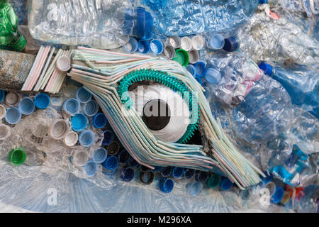 Westminster, London, 6. Feb 2018. Detail shot von Kunststoffabfällen, der das Auge des Wals. Ein riesiger Wal namens 'Plasticus' vor den Häusern des Parlaments gesetzt wird als Teil von Sky Ocean Rescue 'Pass auf Kunststoff'-Kampagne. Die Kampagne will das Bewusstsein für die Menge der weggeworfene Plastikflaschen und Abfällen zu sensibilisieren, belasten das Wasser und gefährden die Tiere wie Wale. "Pass auf Kunststoff' versucht, einen Unterschied durch Austausch throwaway Flaschen mit wieder verwendbaren, um zu helfen, die Ozeane speichern zu machen. Stockfoto