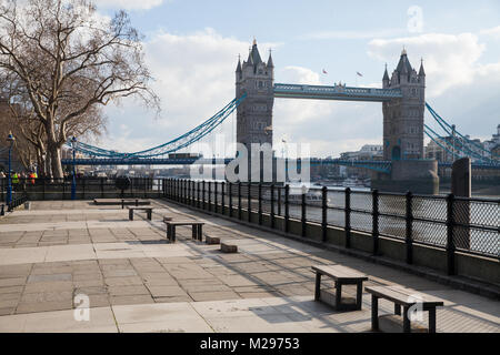 London, Großbritannien. 6 Feb, 2018. Ein Blick auf die Tower Bridge aus dem Riverside Walk außerhalb der Tower von London. Credit: Mark Kerrison/Alamy leben Nachrichten Stockfoto
