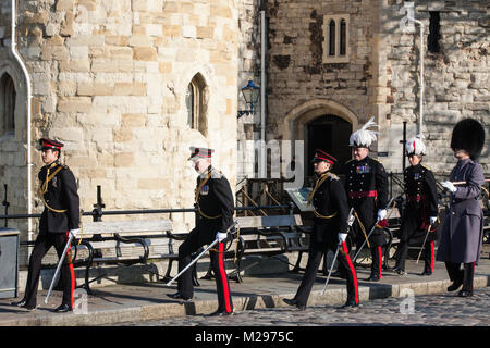 London, Großbritannien. 6 Feb, 2018. Würdenträger aus dem Tower von London nach einem 62-gun Salute von der Honourable Artillery Company der 66. Jahrestag des Beitritts der Königin den Thron an dem Tag, an dem ihr Vater, König George VI zu markieren, gestorben. Credit: Mark Kerrison/Alamy leben Nachrichten Stockfoto