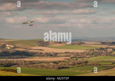 Firle Beacon. East Sussex. Februar 2018. Wetter in Großbritannien. Hardy erfahrene Hansegler-Piloten nutzen den kalt vorherrschenden Nordwind über die South Downs in der glorreichen Landschaft von Sussex. Stockfoto