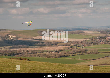 Firle Beacon. East Sussex. Februar 2018. Wetter in Großbritannien. Hardy erfahrene Hansegler-Piloten nutzen den kalt vorherrschenden Nordwind über die South Downs in der glorreichen Landschaft von Sussex. Stockfoto