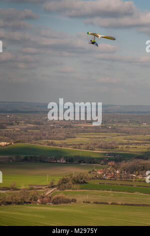 Firle Beacon. East Sussex. Februar 2018. Wetter in Großbritannien. Hardy erfahrene Hansegler-Piloten nutzen den kalt vorherrschenden Nordwind über die South Downs in der glorreichen Landschaft von Sussex. Stockfoto