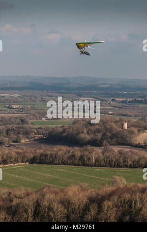 Firle Beacon. East Sussex. Februar 2018. Wetter in Großbritannien. Hardy erfahrene Hansegler-Piloten nutzen den kalt vorherrschenden Nordwind über die South Downs in der glorreichen Landschaft von Sussex. Stockfoto