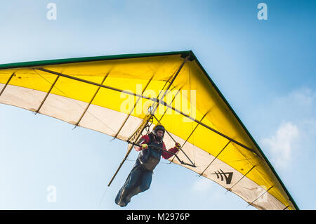 Firle Beacon. East Sussex. Februar 2018. Wetter in Großbritannien. Hardy erfahrene Hansegler-Piloten nutzen den kalt vorherrschenden Nordwind über die South Downs in der glorreichen Landschaft von Sussex. Stockfoto