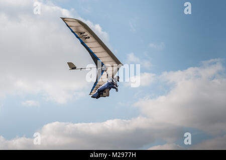 Firle Beacon. East Sussex. Februar 2018. Wetter in Großbritannien. Hardy erfahrene Hansegler-Piloten nutzen den kalt vorherrschenden Nordwind über die South Downs in der glorreichen Landschaft von Sussex. Stockfoto