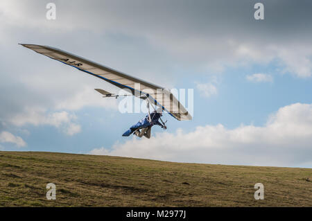 Firle Beacon. East Sussex. Februar 2018. Wetter in Großbritannien. Hardy erfahrene Hansegler-Piloten nutzen den kalt vorherrschenden Nordwind über die South Downs in der glorreichen Landschaft von Sussex. Stockfoto