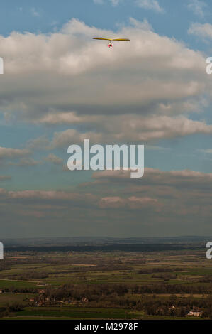 Firle Beacon. East Sussex. Februar 2018. Wetter in Großbritannien. Hardy erfahrene Hansegler-Piloten nutzen den kalt vorherrschenden Nordwind über die South Downs in der glorreichen Landschaft von Sussex. Stockfoto