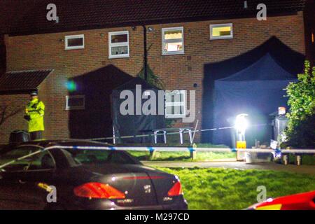 Sauerampfer, Eastbourne, East Sussex, UK. 6. Februar 2018. An diesem Abend und Sussex Sussex Polizei Feuerwehr- und Rettungswesen weiterhin den ungeklärten Tod eines Mannes außerhalb eines Mehrfamilienhauses in dieser ruhigen Wohngegend gefunden zu untersuchen. Die Polizei wurde in der Szene genannt wird am Nachmittag nach, die dachten, ist ein Mann zu sein wurde mit Verbrennungen entdeckt. Credit: Newspics UK Süd/Alamy leben Nachrichten Stockfoto