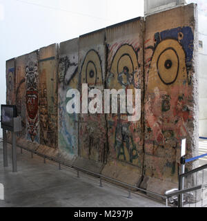 Washington, District of Columbia, USA. 6 Feb, 2018. Eine konkrete Segment der Berliner Mauer, im Newseum in Washington, DC erhalten bleibt. Dieses Bild zeigt die acht 12-Fuß hohen konkrete Abschnitte aus der West-Berliner Seite, in Graffiti, Kunst und Nachrichten abgedeckt. Mit 13. August 1961 als das 'Start' der Berliner Mauer, und November 29th, 1989 Wie der Fall der Mauer Die Berliner Mauer wurde nun 'down' länger als es war 'up' in Deutschland. Credit: Evan Golub/ZUMA Draht/Alamy leben Nachrichten Stockfoto