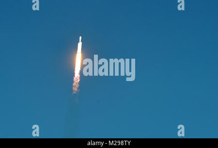 Kennedy Space Center, Florida, United States Februar 6, 2018 -- Eine SpaceX Falcon schwere Rakete hebt ab aus dem Weltraum Komplex 39A zum ersten Testflug am 6. Februar 2018 im Kennedy Space Center in Florida. Die Rakete wird zum mächtigsten heute im Einsatz. (Paul Hennessy/Alamy) Credit: Paul Hennessy/Alamy leben Nachrichten Stockfoto