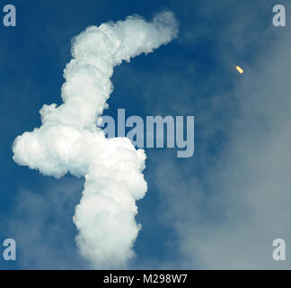 Kennedy Space Center, Florida, United States Februar 6, 2018 -- Eine SpaceX Falcon schwere Rakete hinterlässt eine Rauchwolke nach dem Abheben von Platz 39 auf den 6. Februar 2018 im Kennedy Space Center in Florida ein Zum ersten Testflug. Die Rakete wird zum mächtigsten heute im Einsatz. (Paul Hennessy/Alamy) Credit: Paul Hennessy/Alamy leben Nachrichten Stockfoto