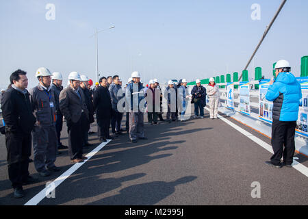 (180207) - Guangzhou, Februar 7, 2018 (Xinhua) - Vertreter prüfen Sie die Website des Meeres Brücke, links Hongkong, Zhuhai und Macau in Südchina, Feb 6, 2018. Umfangreiche Arbeiten auf der 55 km langen Brücke, die längste Seebrücke der Welt, hat Bewertung Behörden übergeben, nach seiner Fertigstellung im Dezember. Die Brücke dauerte sechs Jahre der Vorbereitung, und acht Jahre zu bauen. Nach dem Projekt überprüfen und Akzeptanz Konferenz am Dienstag, die Qualität der Struktur der Brücke ist bis zu Standard- und zuverlässig. Die Brücke ist geeignet für den Probebetrieb. Die Brücke wird die Trave Stockfoto